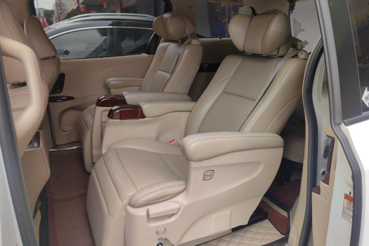 Used Toyota SIENNA 2018 3.5 Four-Wheel Drive LE Version 7 Seats – Canadian Edition Left Rear Seat