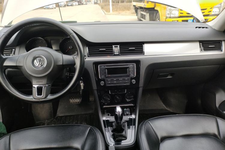 Used Volkswagen Bora 2015 Qihui Edition 1.6L Automatic Fashion Model Center Console