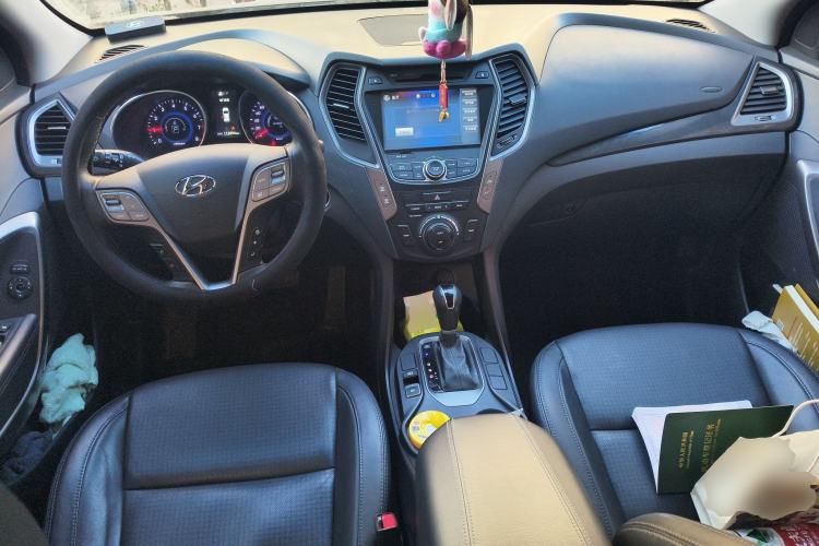 Used Hyundai Santa Fe 2013 2.4L Automatic 4x4 Smart Version Center Console