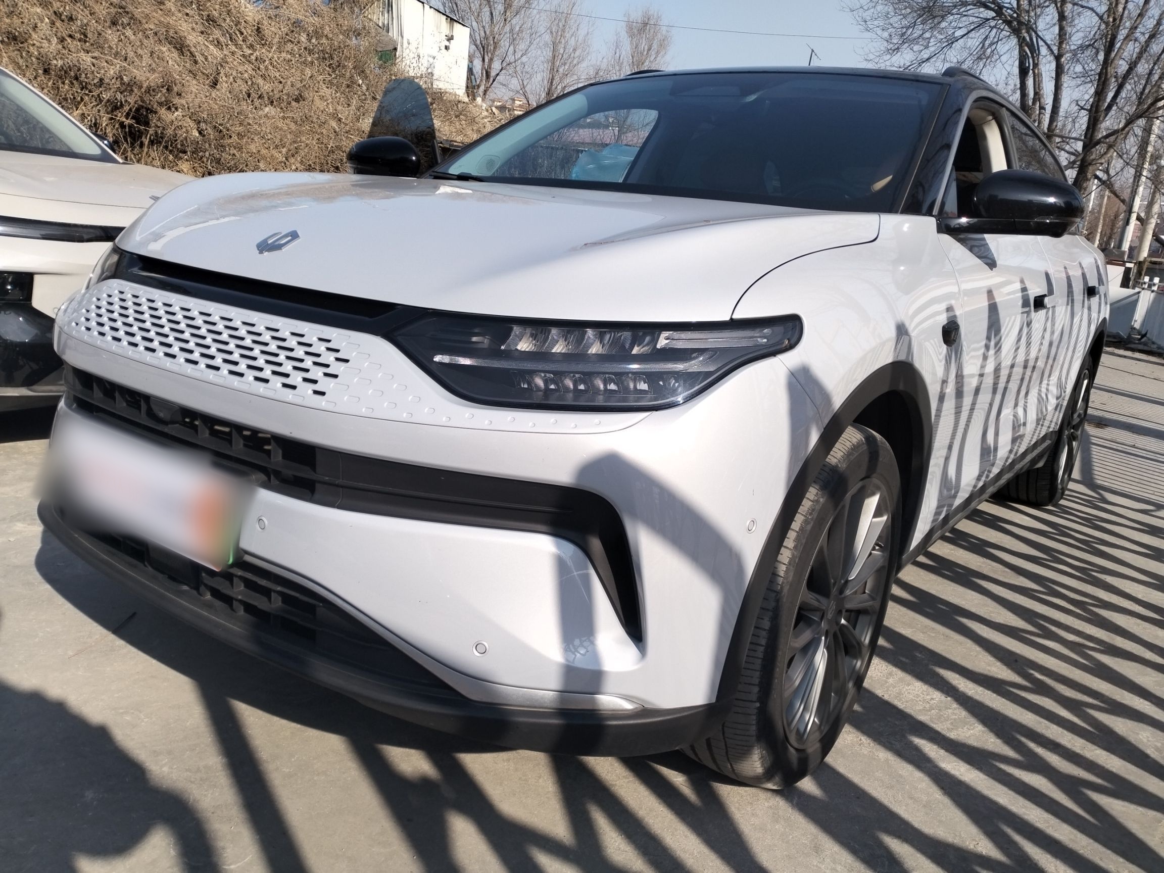 تحت مقدمة السيارة