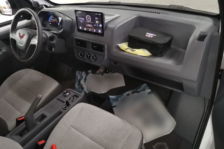 Used Wuling Yangguang 2024 300km Range Practical Window-Sealed Version 60kW Center Console