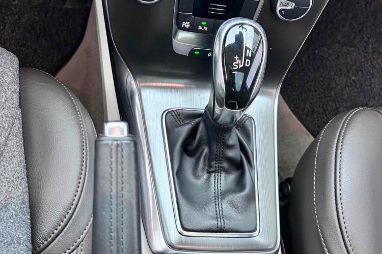 Used Volvo V40 2013 2.0T Zhiya Edition
