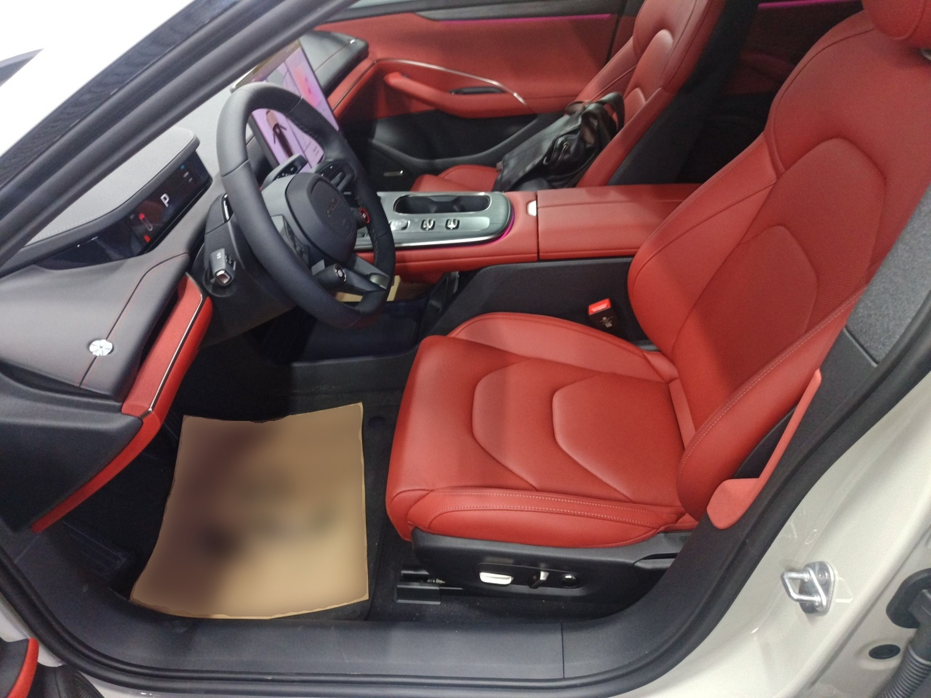 المقاعد الأمامية داخل السيارة