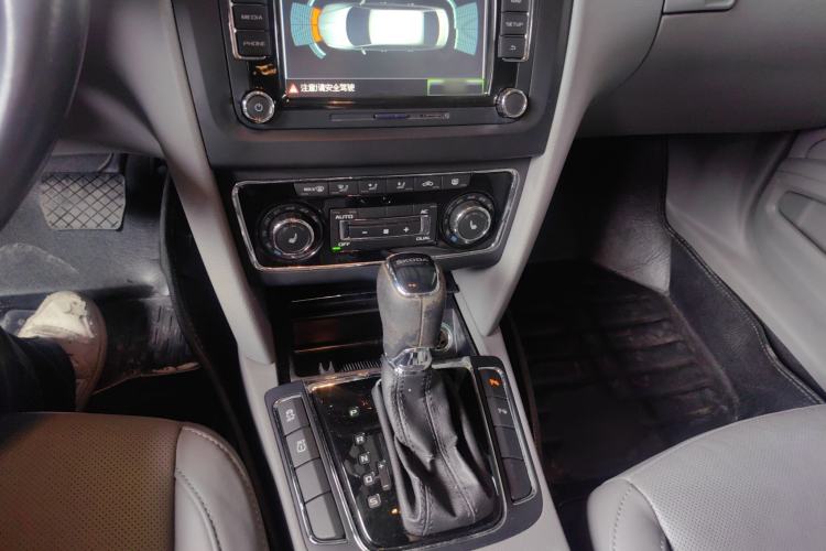 Used Skoda Superb 2013 1.8TSI Automatic Yashi Edition Gear Lever
