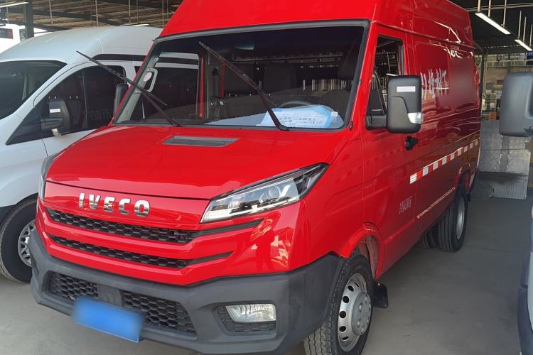 Used Iveco Daily 2023 2.8T V35 Van Short Wheelbase Mid-Roof Design Dual Tires Side-Swing Doors 2-3 Seater
