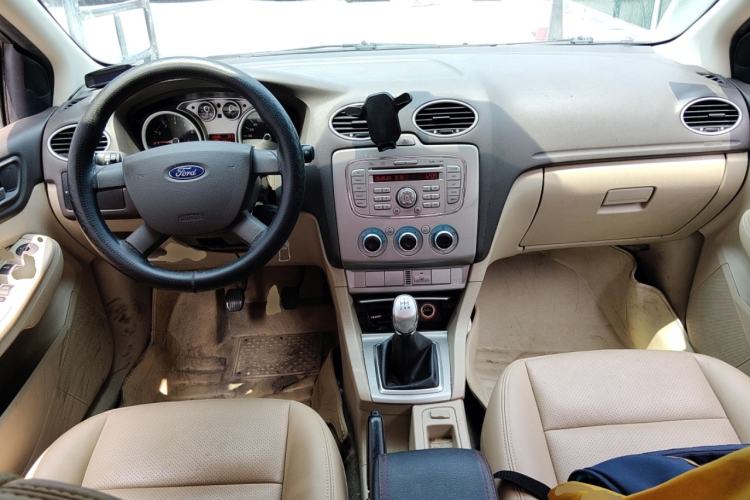 Used Ford Focus 2013 Sedan Classic 1.8L Manual Base Model Center Console