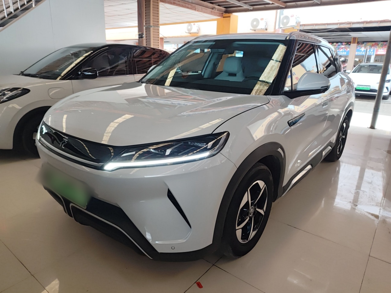 تحت مقدمة السيارة