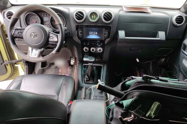 Used BAIC Off-Road BJ40 2016 2.3T Automatic Four-Wheel Drive Premium Edition Center Console