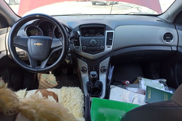 Used Chevrolet Cruze 2011 1.6L SL MT Center Console