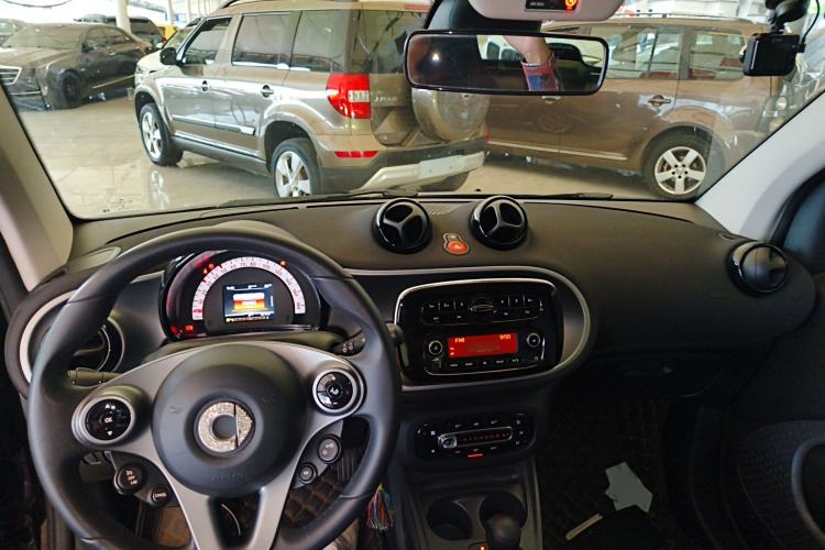 Used smart fortwo 2015 1.0L 52 kW Hardtop Passion Edition Center Console