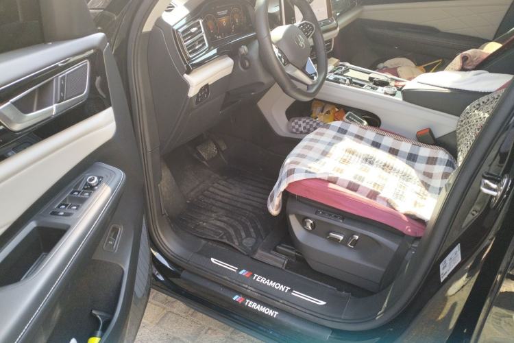 Used Volkswagen Teramont 2024 530 V6 All-Wheel-Drive Dragon Edition Driver Seat