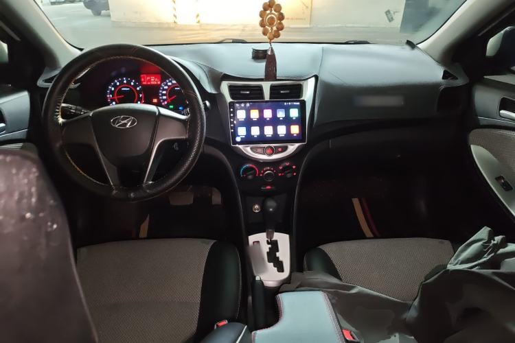 Used Hyundai Verna Ray 2014 1.4L Automatic GLX Center Console