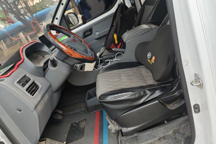 Used Wuling Yangguang 2024 300KM Comfort Version Passenger Van 75kW
