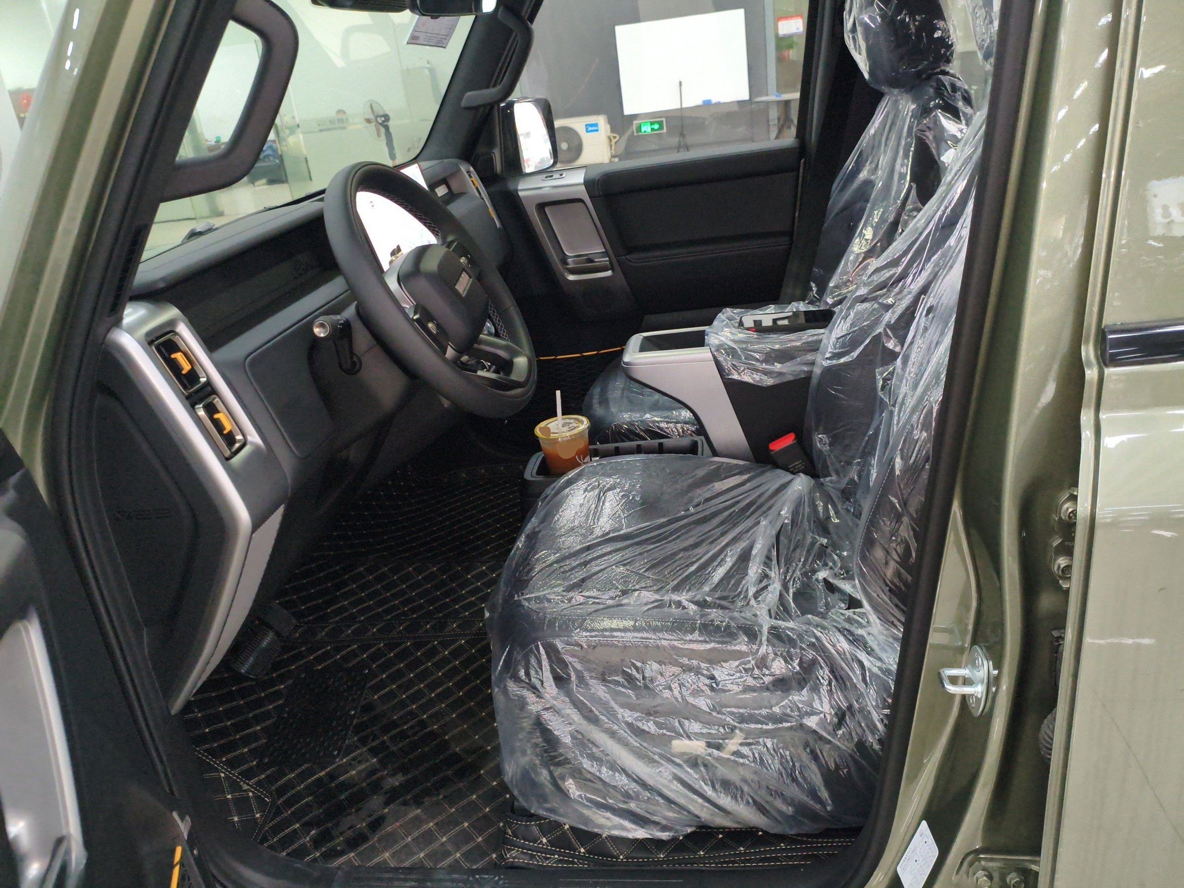 المقاعد الأمامية داخل السيارة