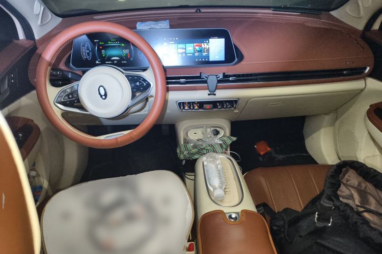 Used ORA Good Cat 2023 401 km Standard Range Luxury Version Lithium Iron Phosphate Center Console