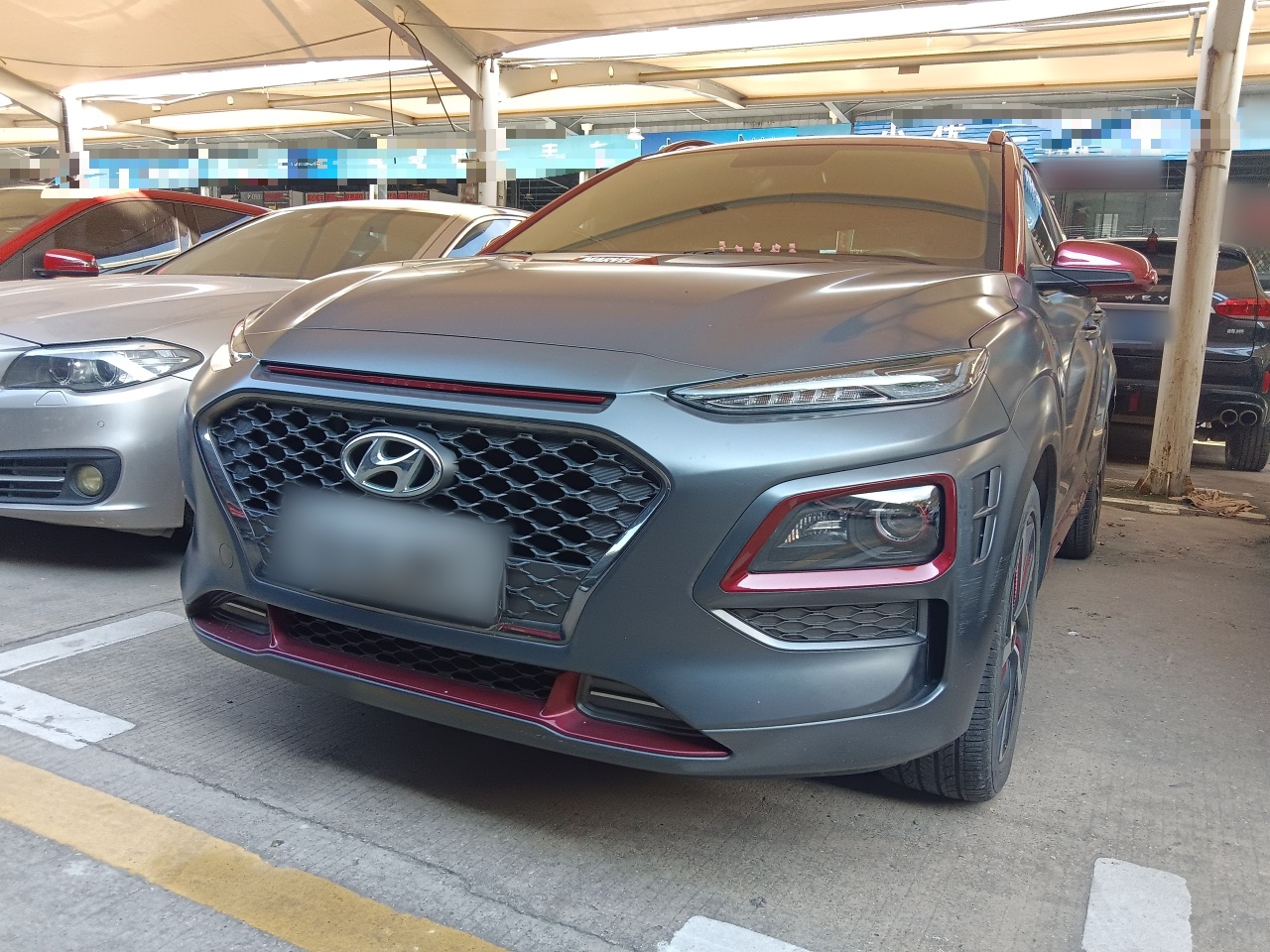 تحت مقدمة السيارة