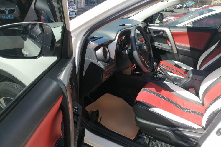 Used Toyota RAV4 2015 2.0L CVT Two-Wheel Drive Fashion Edition Driver Seat