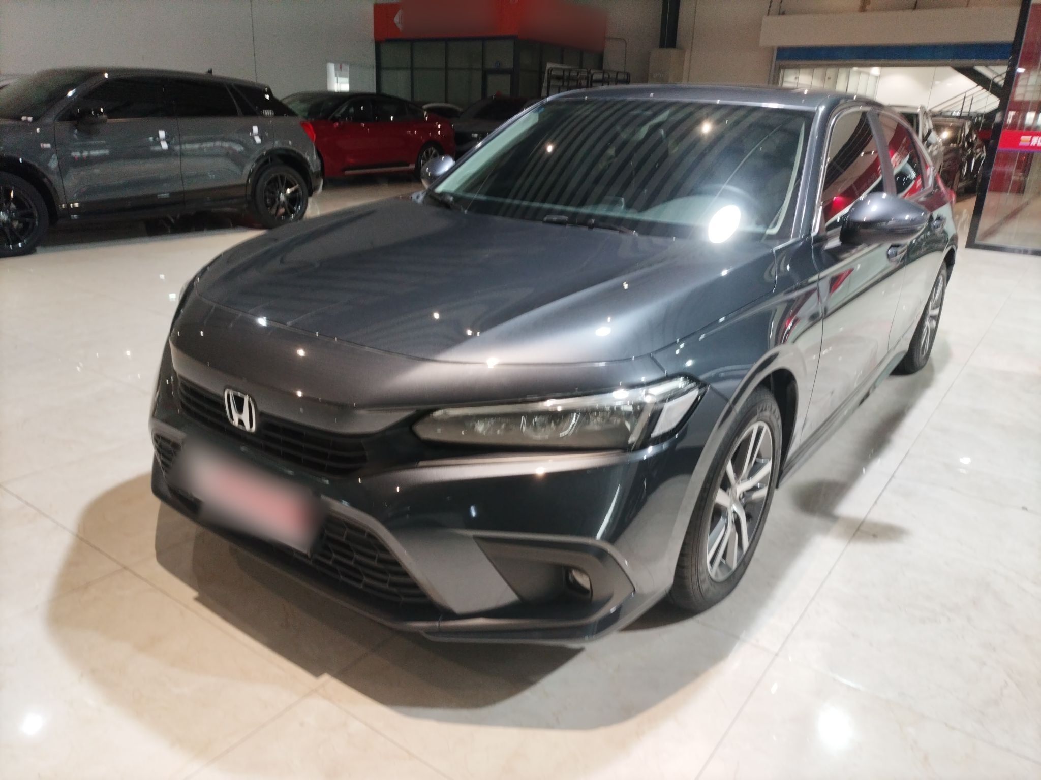 تحت مقدمة السيارة