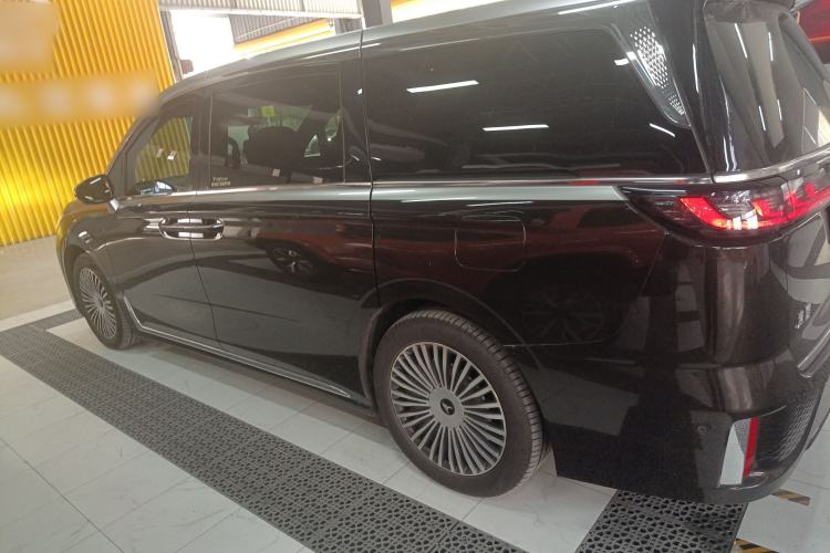 Used VOYAH Dream 2025 PHEV Four-Wheel Drive Prestige Kunpeng Edition
