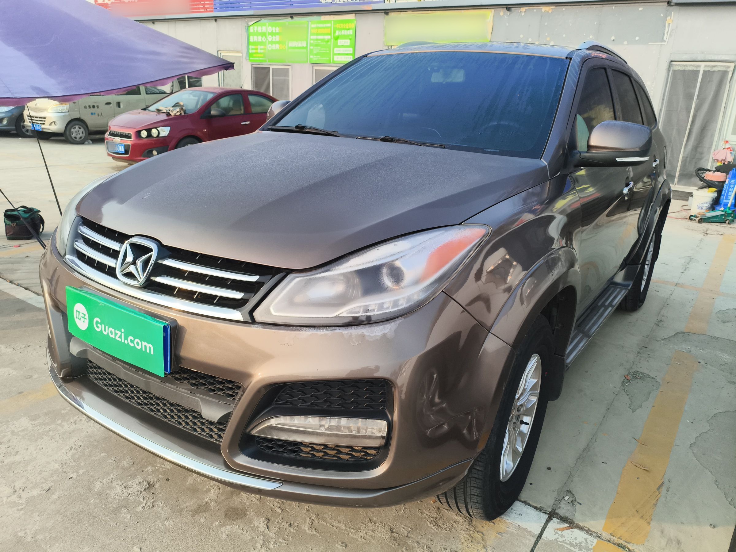 تحت مقدمة السيارة