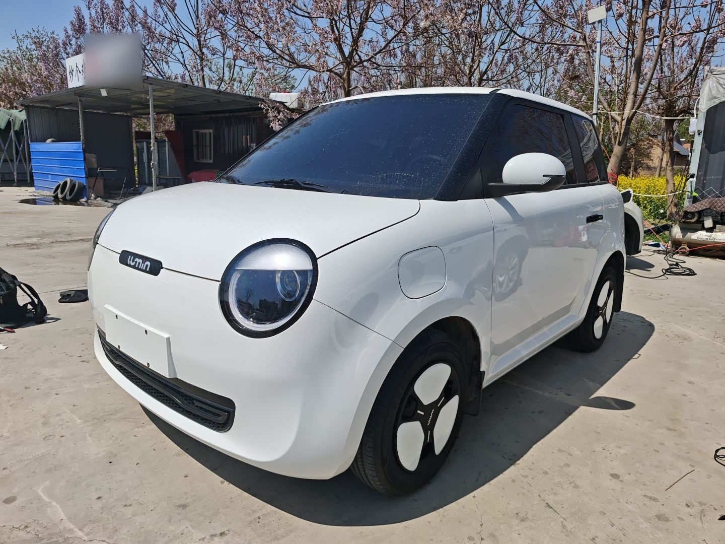 تحت مقدمة السيارة