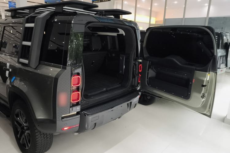 Used Land Rover Defender 2023 Facelift 110 3.0T P400 Dark Edition
