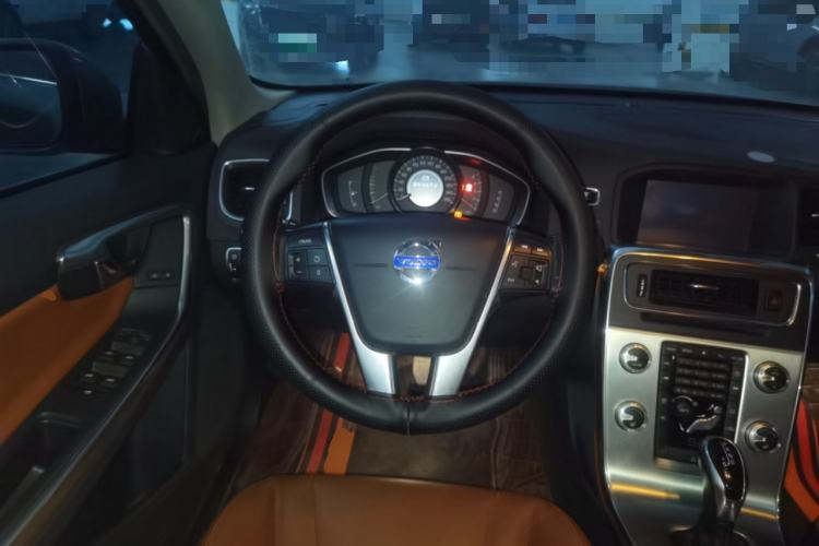 Used Volvo S60 2015 S60L 2.0T Zhiyuan Edition
