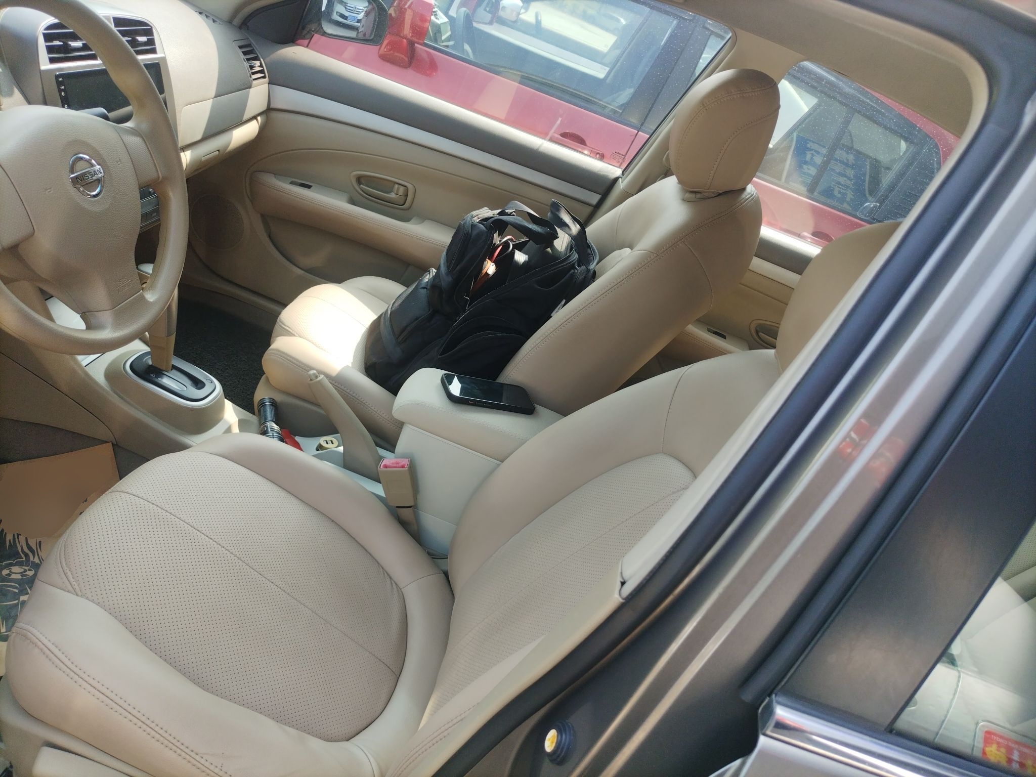 المقاعد الأمامية داخل السيارة