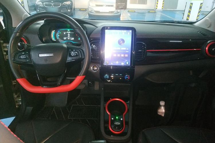 Used Chery QQ Little Ant 2022 Revised Version Sweet Pink Edition Half-Sugar Version Lithium Iron Phosphate 30.7 kWh 30 kW 301 km Center Console