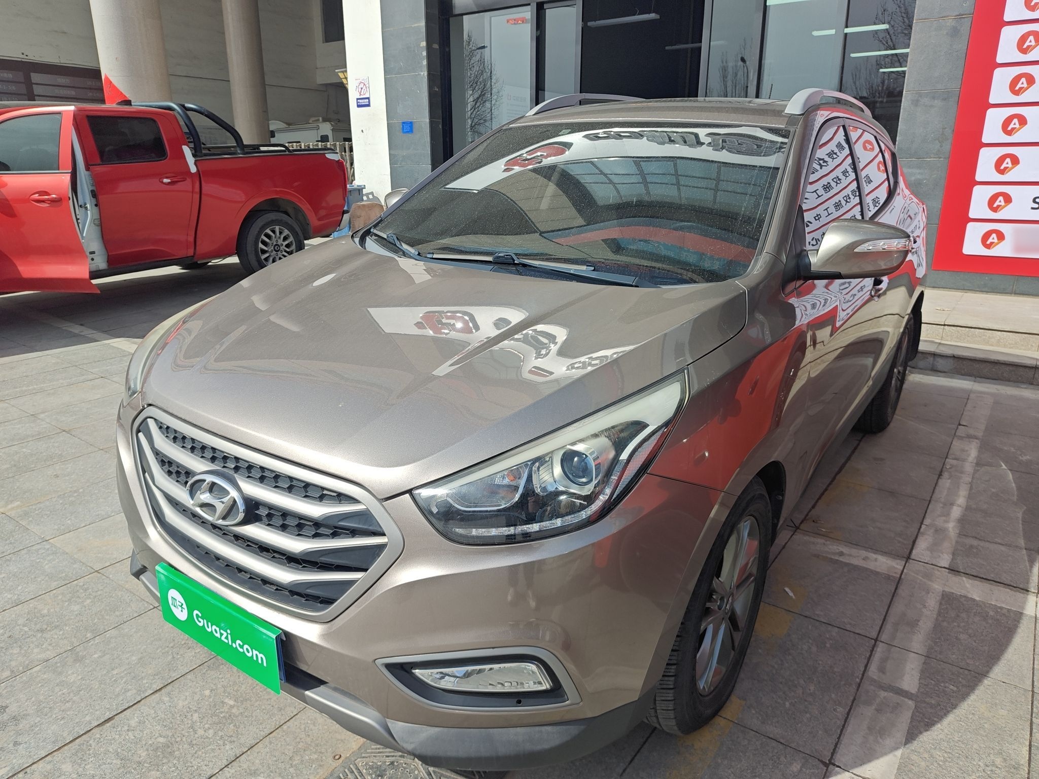 Под передней частью автомобиля