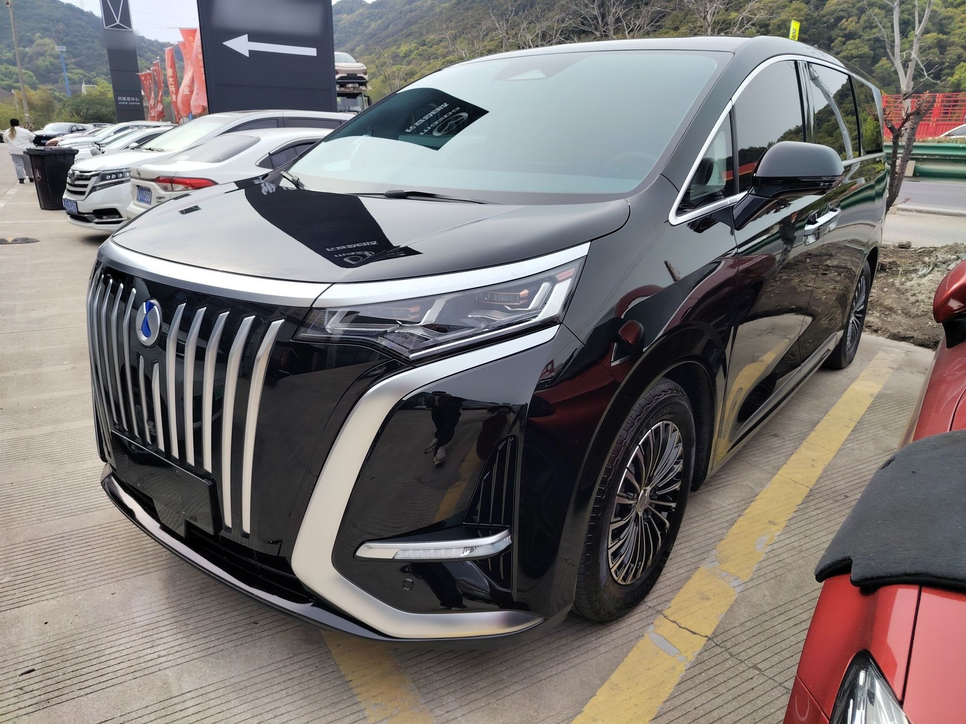 Под передней частью автомобиля