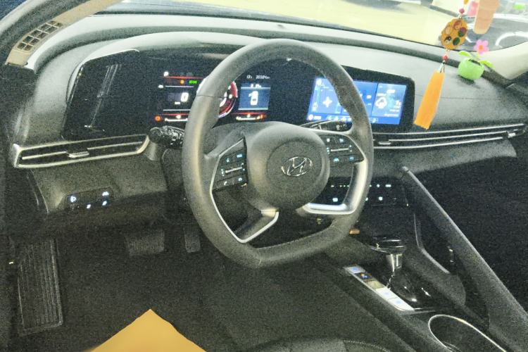 Used Hyundai Elantra 2021 1.5L CVT LUX Prestige Edition Center Console