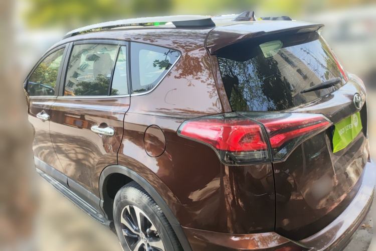 Used Toyota RAV4 2016 2.0L CVT Two-Wheel Drive Fashion Edition China V Standard
