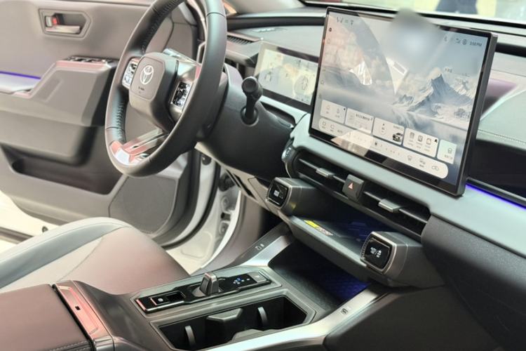 Used Toyota RAV4 2026 Model Dual-Engine 2.0L Two-Wheel Drive Luxury Edition
