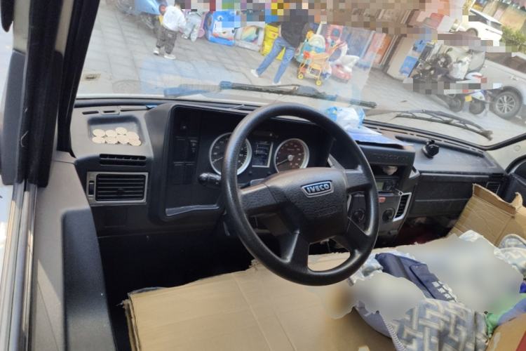 Used Iveco Daily 2017 2.5T A35 Passenger Van 5-7 Seats Model 47Z5 Steering Wheel