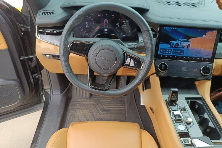 Used Lynk & Co 09 2021 2.0T Halo Six-Seater
