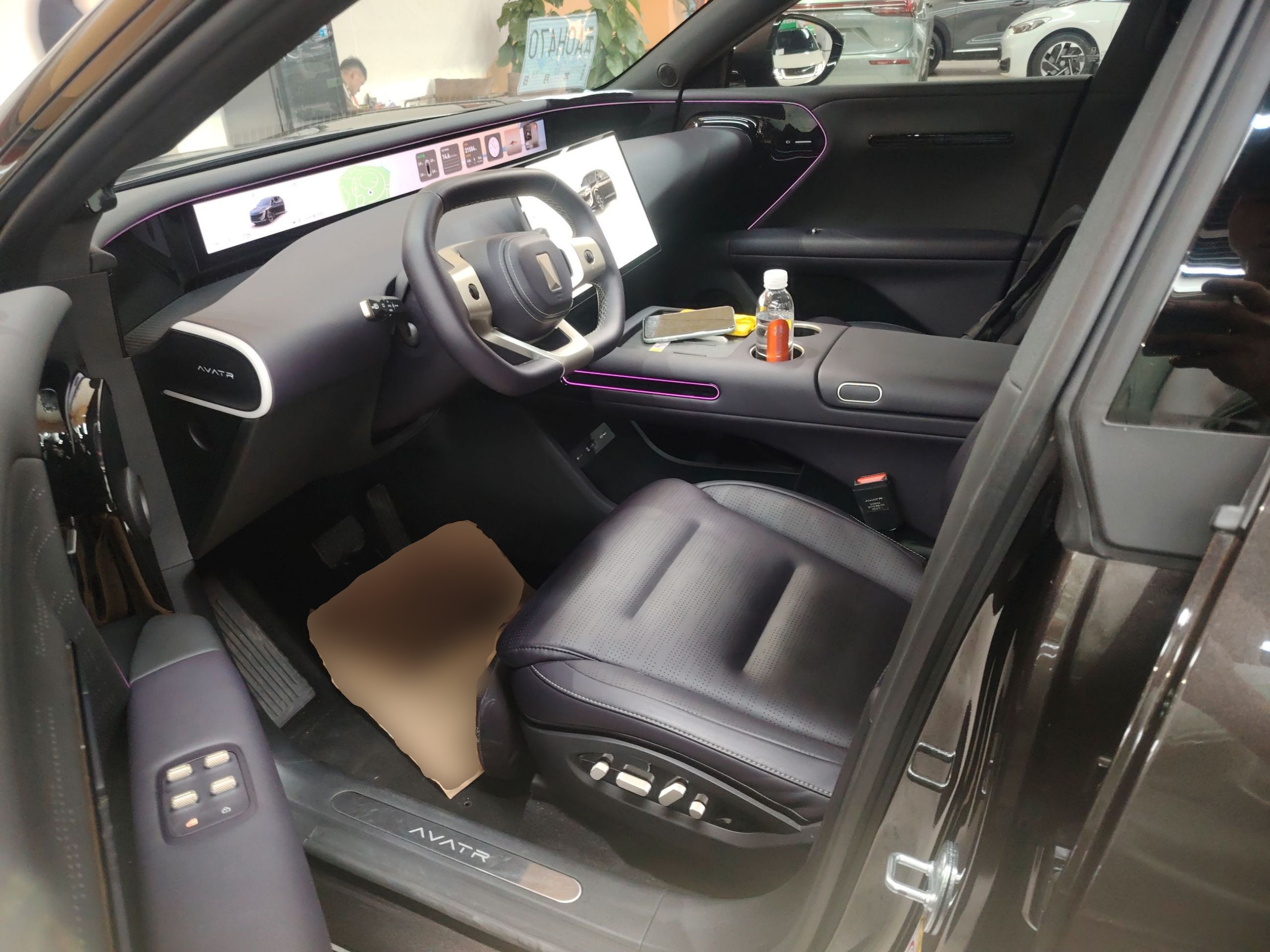 المقاعد الأمامية داخل السيارة