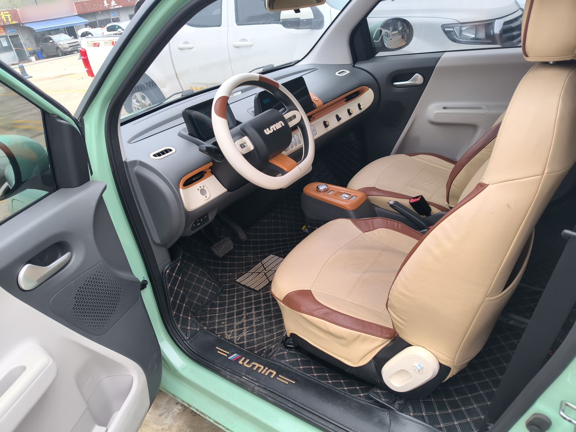 المقاعد الأمامية داخل السيارة