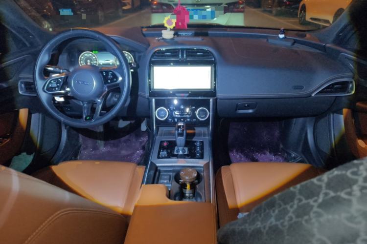 Used Jaguar XEL 2022 2.0T 250 PS R-DYNAMIC S Advanced Sport Edition Center Console