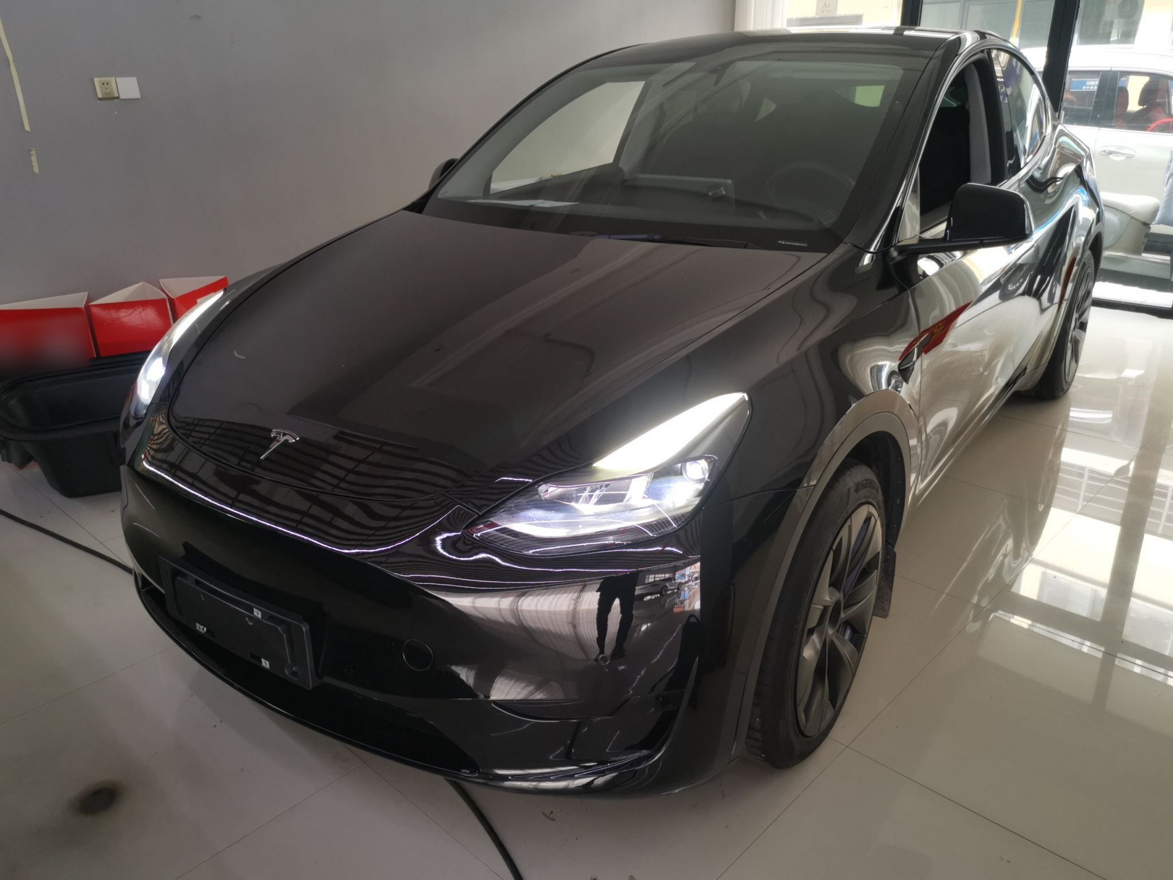 Под передней частью автомобиля