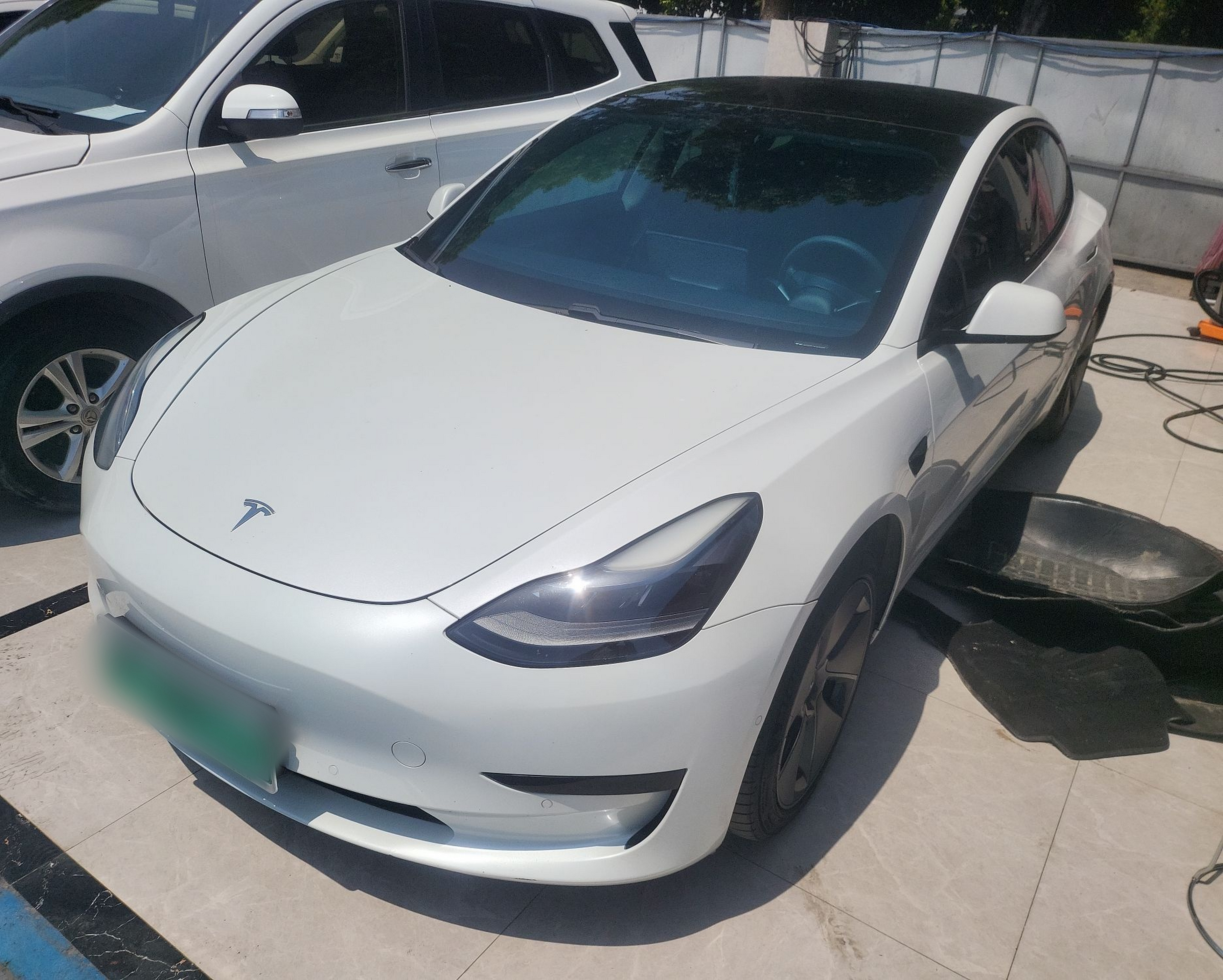 Под передней частью автомобиля