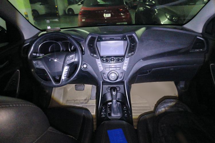 Used Hyundai Santa Fe 2013 Revised Version 2.0T Automatic All-Wheel Drive Top-Tier Trim Center Console
