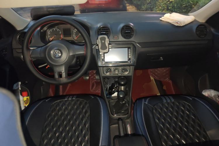 Used Volkswagen Jetta 2015 Zhuihui Edition 1.4L Manual Fashion Model Center Console