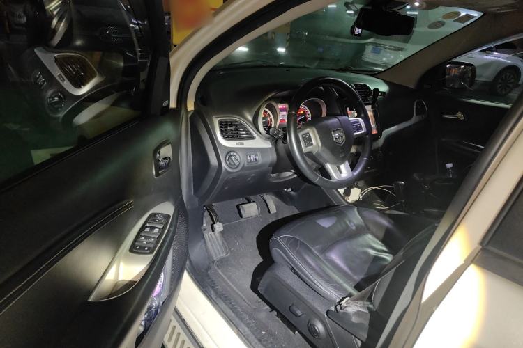 Used Dodge Journey 2013 2.4L Two-Wheel Drive Luxury Version Driver Seat