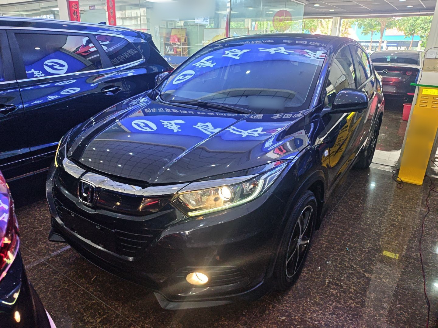 تحت مقدمة السيارة