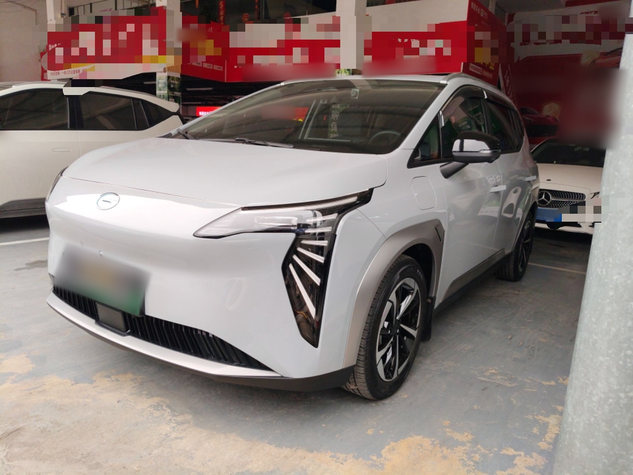 تحت مقدمة السيارة