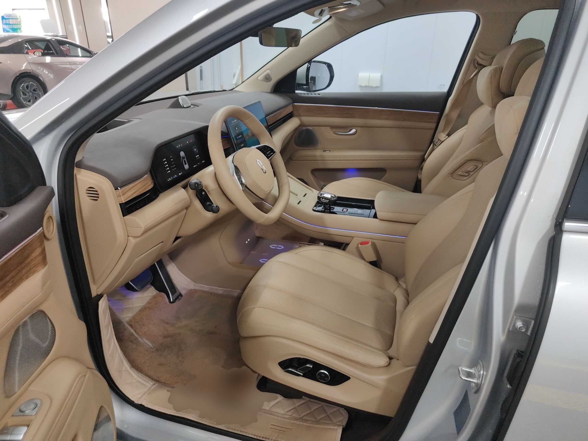 المقاعد الأمامية داخل السيارة