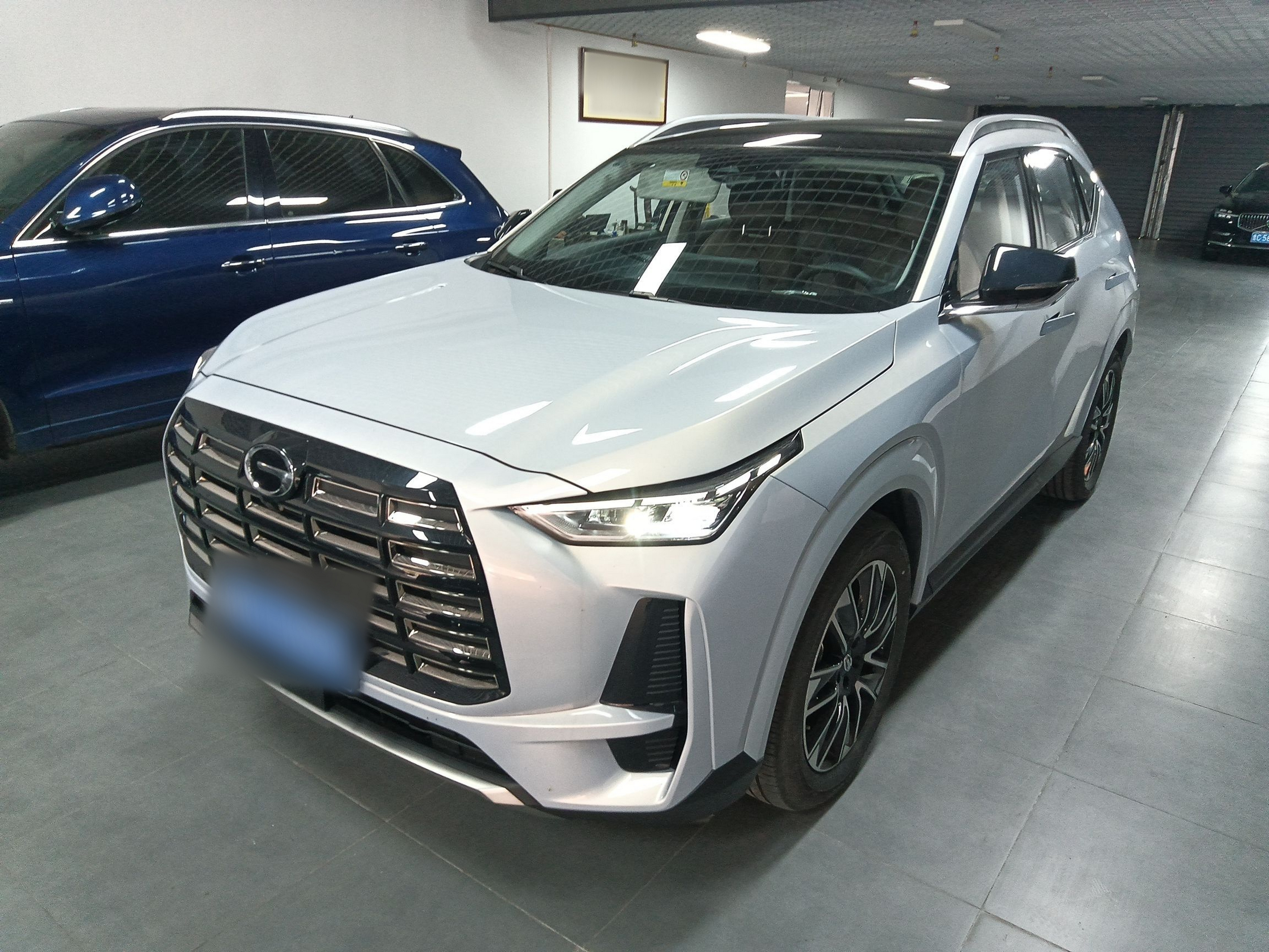 Под передней частью автомобиля