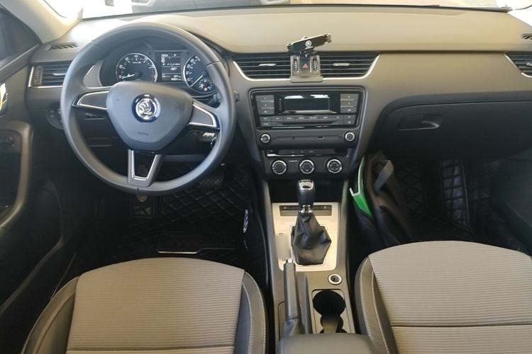 Used Skoda Octavia 2017 1.6L Automatic Chuanxing Edition Center Console