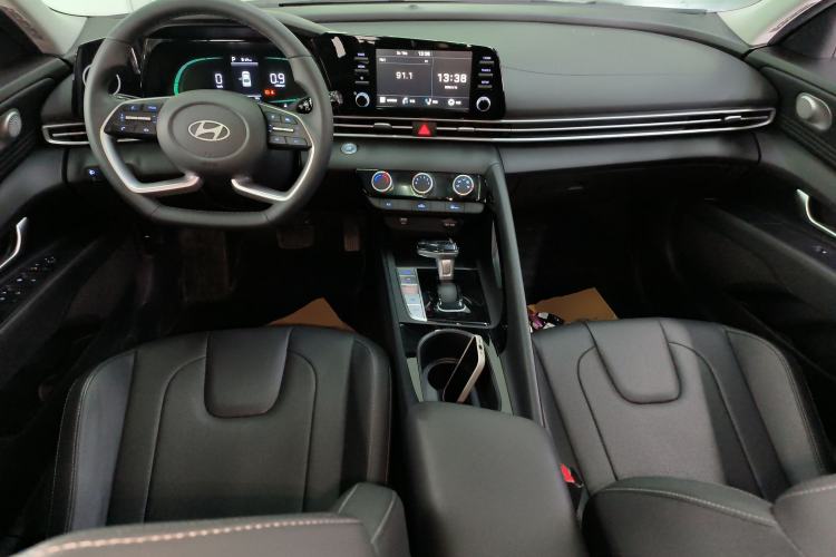 Used Hyundai Elantra 2023 1.5L CVT GLX Elite Edition Center Console